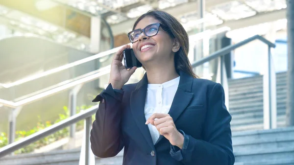 Joven Mujer Negocios Hermosa Estudiante Traje Sonriendo Feliz Bajando Escaleras — Foto de Stock