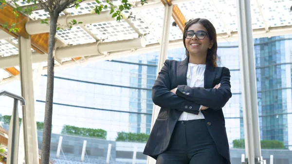 Retrato Jovem Bela Mulher Negócios Estudante Terno Óculos Sorrindo Feliz — Fotografia de Stock
