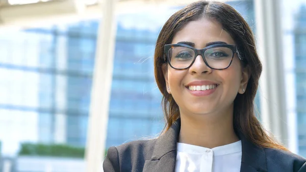 Porträtt Ung Vacker Affärskvinna Student Kostym Glasögon Leende Lycklig Nedför — Stockfoto