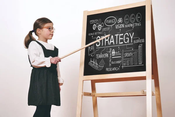 Uma Menina Feliz Vestida Como Uma Professora Frente Pequeno Quadro — Fotografia de Stock