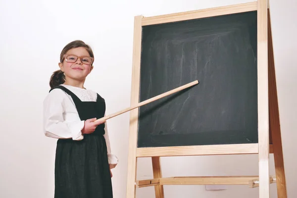 Ένα Ευτυχισμένο Κοριτσάκι Ντυμένος Σαν Δάσκαλος Μπροστά Από Ένα Μικρό — Φωτογραφία Αρχείου