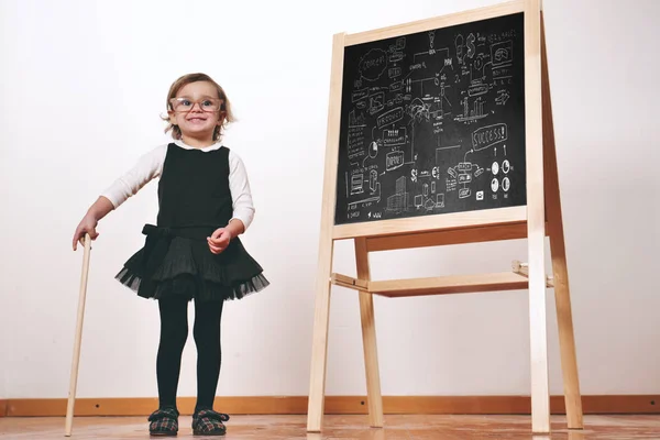 Seorang Gadis Kecil Yang Bahagia Berpakaian Sebagai Guru Depan Papan — Stok Foto