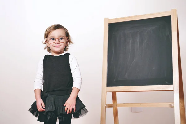 Seorang Gadis Kecil Yang Bahagia Berpakaian Sebagai Guru Depan Papan — Stok Foto