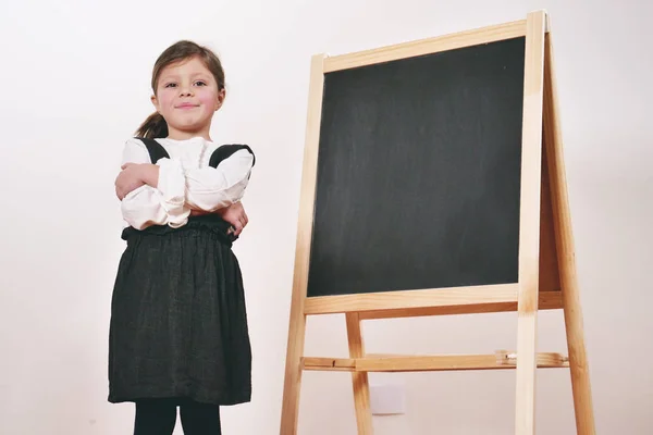 Uma Menina Feliz Vestida Como Uma Professora Frente Pequeno Quadro — Fotografia de Stock