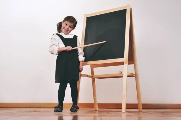 Ένα Ευτυχισμένο Κοριτσάκι Ντυμένος Σαν Δάσκαλος Μπροστά Από Ένα Μικρό — Φωτογραφία Αρχείου