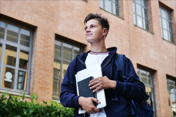 Πορτρέτο Ενός Φοιτητή Κρατώντας Στο Χέρι Copybook Βιβλία Και Υπολογιστής — Φωτογραφία Αρχείου