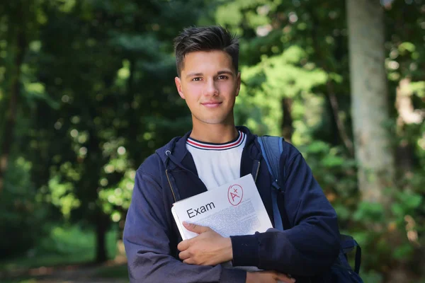 Ritratto Uno Studente Che Mostra Foglio Del Suo Esame Cui — Foto Stock