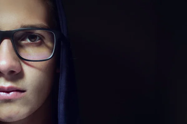 Potret Seorang Anak Laki Laki Cantik Dengan Kacamata Latar Belakang — Stok Foto