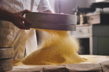 Bir çiftçinin bir el Sarı un kalitesi ve hammadde özünü hissetmek, bir avuç alır. Kavramı: gelenek, tarım, un, doğa sevgisi.