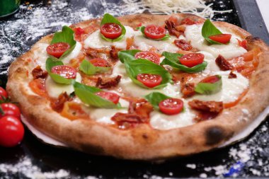 Kompozisyon malzemeler İtalyan gastronomi tipik ile tipik bir İtalyan Pizza. Kavramı: pizza, İtalyan geleneği, Naples, Akdeniz lezzetleri