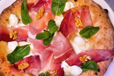 Kompozisyon malzemeler İtalyan gastronomi tipik ile tipik bir İtalyan Pizza. Kavramı: pizza, İtalyan geleneği, Naples, Akdeniz lezzetleri