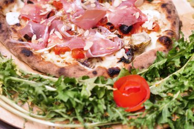 Kompozisyon malzemeler İtalyan gastronomi tipik ile tipik bir İtalyan Pizza. Kavramı: pizza, İtalyan geleneği, Naples, Akdeniz lezzetleri