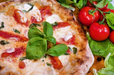Kompozisyon malzemeler İtalyan gastronomi tipik ile tipik bir İtalyan Pizza. Kavramı: pizza, İtalyan geleneği, Naples, Akdeniz lezzetleri