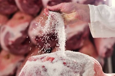 Eski İtalyan geleneği öğrettiği gibi bir jambon fabrikada jambon el ile tuzlu. Kavramı: gelenek, İtalya, gıda, jambon