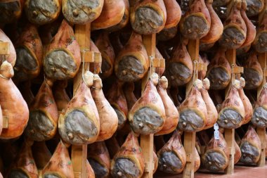 Bir jambon fabrikada hams eski İtalyan geleneğe göre çeşitli işlemler geçirmiş sonra sezon özgeçmişinde vardır. Kavramı: gelenek, İtalya, gıda