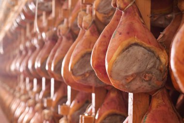 Bir jambon fabrikada hams eski İtalyan geleneğe göre çeşitli işlemler geçirmiş sonra sezon özgeçmişinde vardır. Kavramı: gelenek, İtalya, gıda