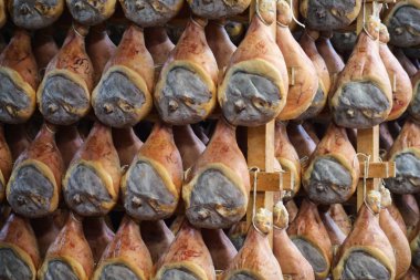 Bir jambon fabrikada hams eski İtalyan geleneğe göre çeşitli işlemler geçirmiş sonra sezon özgeçmişinde vardır. Kavramı: gelenek, İtalya, gıda