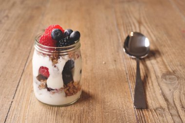 Yapılan yoğurt, böğürtlen, ahududu, böğürtlen, müsli ile tipik bir gerçek kahvaltı bileşimi. Kavramı: fitness, beslenme, sağlık ve BS/Konuk evleri.