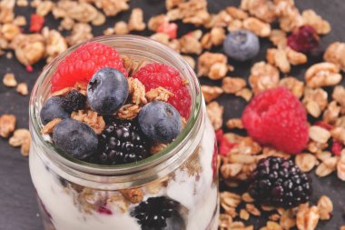 Yapılan yoğurt, böğürtlen, ahududu, böğürtlen, müsli ile tipik bir gerçek kahvaltı bileşimi. Kavramı: fitness, beslenme, sağlık ve BS/Konuk evleri.