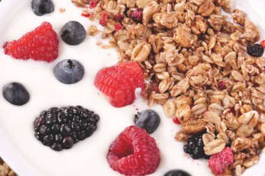 Yapılan yoğurt, böğürtlen, ahududu, böğürtlen, müsli ile tipik bir gerçek kahvaltı bileşimi. Kavramı: fitness, beslenme, sağlık ve BS/Konuk evleri.