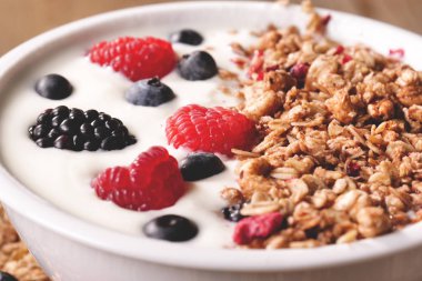 Yapılan yoğurt, böğürtlen, ahududu, böğürtlen, müsli ile tipik bir gerçek kahvaltı bileşimi. Kavramı: fitness, beslenme, sağlık ve BS/Konuk evleri.