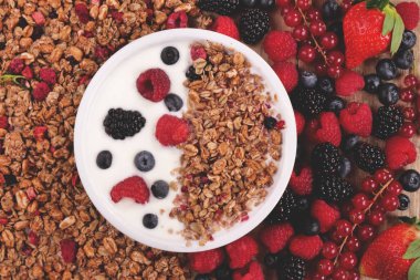 Yapılan yoğurt, böğürtlen, ahududu, böğürtlen, müsli ile tipik bir gerçek kahvaltı bileşimi. Kavramı: fitness, beslenme, sağlık ve BS/Konuk evleri.