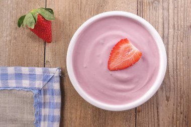 Çilekli yoğurt ve granola ile yapılan tipik bir gerçek kahvaltı bileşimi. Kavramı: fitness, beslenme, sağlık ve çilek.