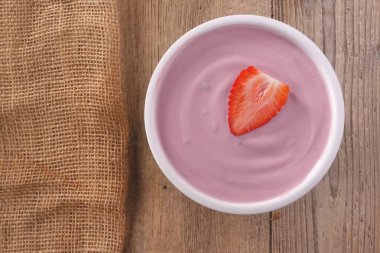 Çilekli yoğurt ve granola ile yapılan tipik bir gerçek kahvaltı bileşimi. Kavramı: fitness, beslenme, sağlık ve çilek.