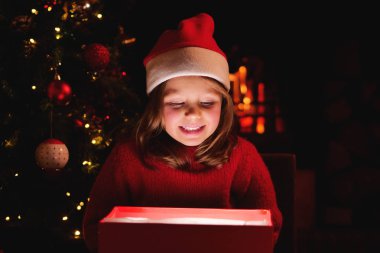 Noel günlerde küçük bir kız ona hediye Noel ağacının altında açılır ve o hediyeyi açan o sihir gibi yanar. Kavramı: magic, Noel, Hediyelik, tatil, mutluluk, aşk.