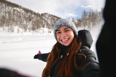 Bir kış günü, dağlarda bir kadın görüntülü arama yapar ve onun kocası veya arkadaş telefonda selamlıyor. Kavramı: kış tatil, teknoloji, Noel, bağlantı