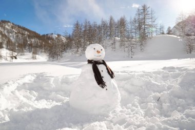 Bir kardan adam yerine bir burun ve çevresinde bir havuç ile bir manzara Dağı ve kar bir sürü.