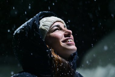Gökyüzünden kar yağarken, güzel bir kadın gece bir ışıkta durur ve oynamaya başlar, temiz hava soluyarak ve doğanın ortasında dans ederek..