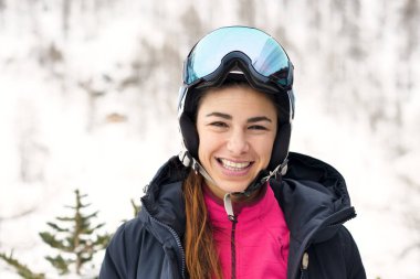 Onu arkanda dağlarda gülümseyen bir kayakçı tatil portresi karla kaplı dağ görebilirsiniz. Kavramı: tatil, spor, tutku, dağ.