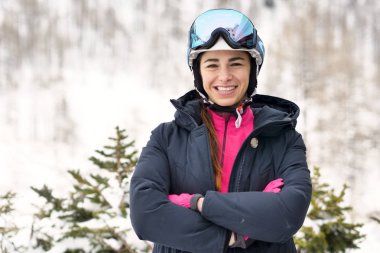 Onu arkanda dağlarda gülümseyen bir kayakçı tatil portresi karla kaplı dağ görebilirsiniz. Kavramı: tatil, spor, tutku, dağ.