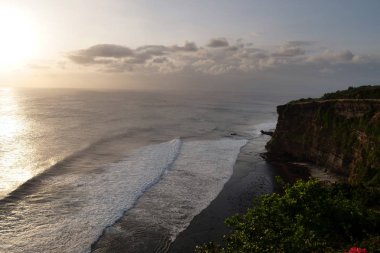 Bir ıssız bir ada açık ve şeffaf bir deniz ve bozulmamış bir plaj ile havadan görünümü.
