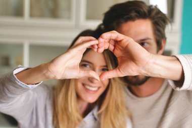 İki erkek portresi seviyorum kim, onların sevgi göstermek için kendi elleriyle bir kalp yapmak ve mutlu oldukları için gülümse. Kavramı: aşk, ana sayfa, mutluluk.