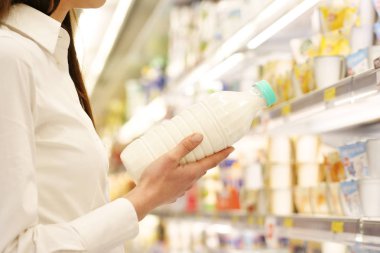 Portre güzel bir kadın, ev için alışveriş gider ve ev ve vücudunuzun bir süpermarkette bakım ürünleri temizlik ürünleri yemek için satın. Kavramı: alışveriş, Aile ve ev.