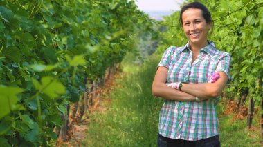 üzüm alan plantasyon içinde geçti ve kameraya seyir silah ile duran profesyonel çiftçi kadın 