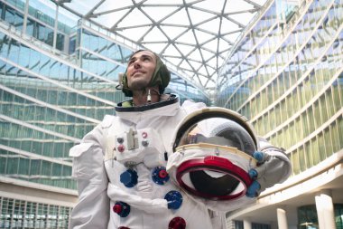 Sadece indi bir astronot ve kasaba ve hem metro hem de açık havada şehrin çevresinde tipler ilk kez yürüyüş portresi. Kavramı: özgürlük, hırs, yeni gezegenler, keşif