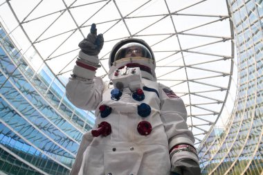 Sadece indi bir astronot ve kasaba ve hem metro hem de açık havada şehrin çevresinde tipler ilk kez yürüyüş portresi. Kavramı: özgürlük, hırs, yeni gezegenler, keşif