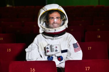 Astronot bir film pop mısır yemek ve film zevk görünüyor. Kavramı: sinema ve uzay filmleri, film diğer dünya, gerçeküstü durumlar.