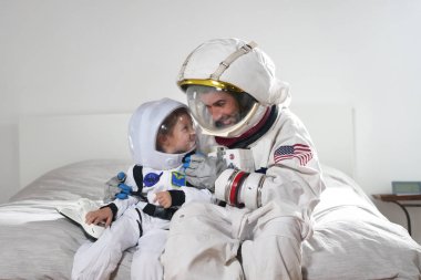 Romantik ve aile anlar baba ve kızı uzay aracı ile oynarken, her ikisi de astronot giyinmiş ve benzersiz Şu anda mutluyuz. Kavramı: aşk, Aile, ev, oyunları.