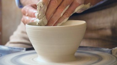 Yaratıcı bir laboratuvar bir eski usta el yapımı kil ve kalıp ev yapımı kavanoz ve resimler oluşturun. Kavramı: elişi, gelenek, el yapımı sanat, yaratıcılık.