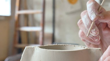Yaratıcı bir laboratuvar bir eski usta el yapımı kil ve kalıp ev yapımı kavanoz ve resimler oluşturun. Kavramı: elişi, gelenek, el yapımı sanat, yaratıcılık.