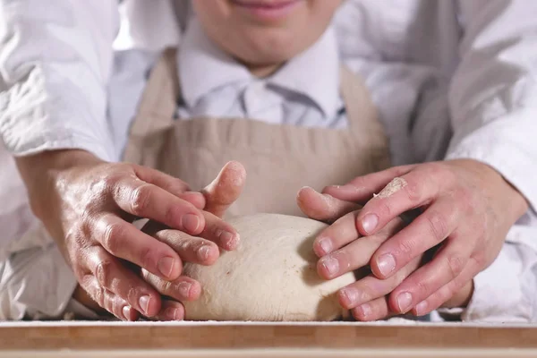 Una Mano Agricultor Toma Puñado Maíz Para Sentir Calidad Esencia — Foto de Stock