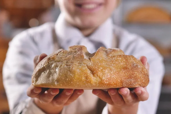 Dekat Dengan Tukang Roti Pembantu Kecil Menunjukkan Roti Baru Saja — Stok Foto