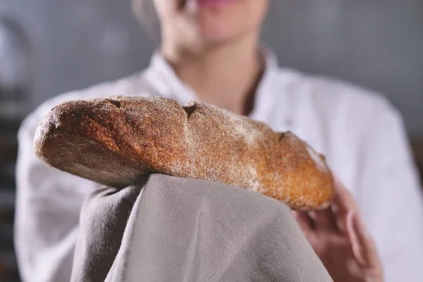 Dekat Dengan Tukang Roti Yang Menunjukkan Roti Baru Saja Ditarik — Stok Foto