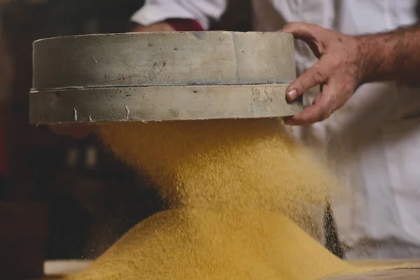 Tangan Seorang Petani Mengambil Segenggam Tepung Kuning Untuk Merasakan Kualitas — Stok Foto