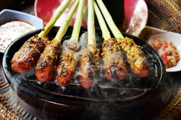 육류의 요리의 전형적인 아시아 요리의 프레젠테이션입니다 — 스톡 사진