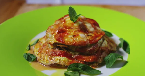 Makro Einer Schale Mit Einem Basilikumblatt Dekoriert Seine Parmigiana Schüssel — Stockfoto